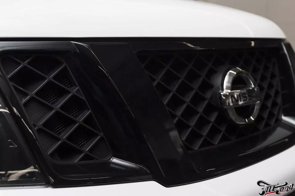 Nissan Pathfinder. Окрас масок фар и решетки радиатора в черный глянец.